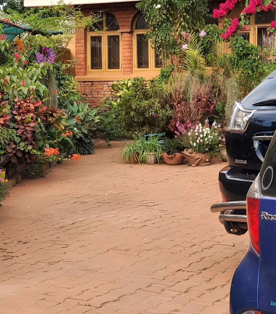 Orchid Gardens; Studio Apartment, Minimalist كامبالا